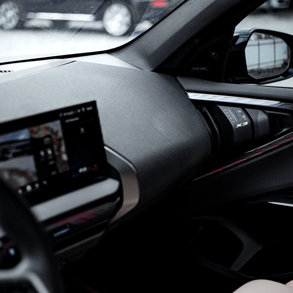 Interior de carro com central multimídia touchscreen